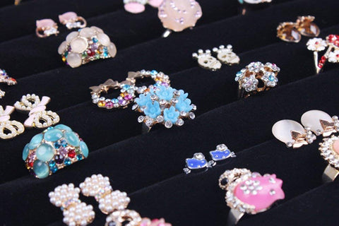 LockWomen ஜூவல்லரி ஸ்டோரேஜ் பேக்கேஜிங்குடன் கூடிய கிரிஷ்யாம்® மூடி நகைப் பெட்டி அமைப்பாளர் (9 வரிசைகள் காதணி மோதிரம் கேஸ் 9 கிரிட்) பெண்கள்/பெண்களுக்கான நகை சேமிப்பு பெட்டி (2 இல் 1)