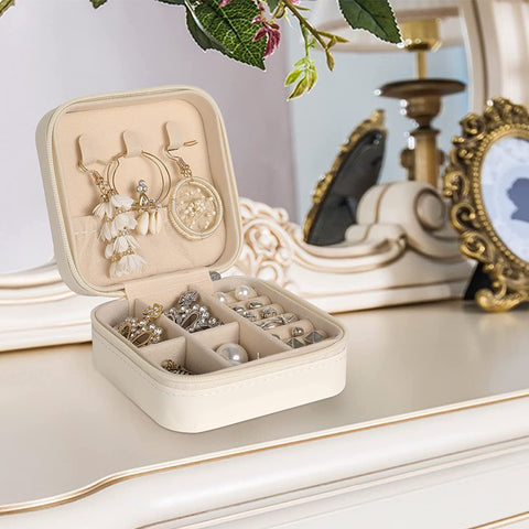 KriShyam® PU தோல் சிறிய நகைப் பெட்டி அமைப்பாளர் | பயண நகை வழக்கு, நகை பயண அமைப்பாளர் | மோதிரம், பதக்கம், நெக்லஸ், வளையல் காதணி அமைப்பாளர் | பெண்களுக்கான நகைப் பெட்டி