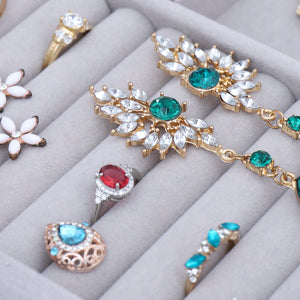 KriShyam® பெண்கள் வெல்வெட் கண்ணாடி மோதிரக் காதணிகள் நகைப் பெட்டி காட்சி சேமிப்பக ஹோல்டர் அமைப்பாளர், மோதிர காட்சி பெட்டி வெல்வெட் துணி கண்ணாடி தட்டு ஹோல்டர் சேமிப்பு பெட்டி அமைப்பாளர் (சாம்பல்)